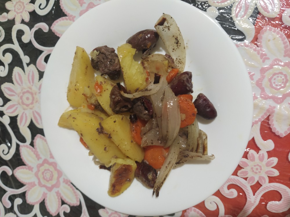 Печёные овощи с куриными сердечками