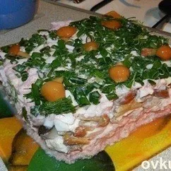 Салат с красной рыбой и грибами