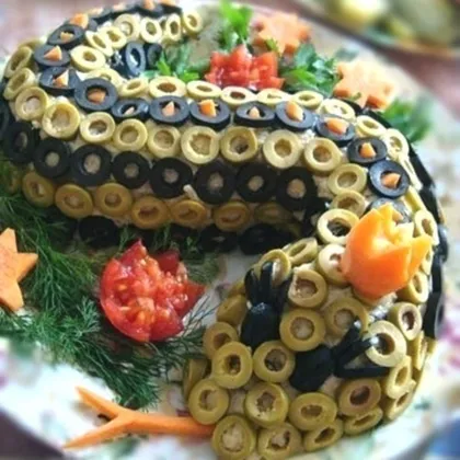 Салат «Змея» с рисом, креветками и ананасом
