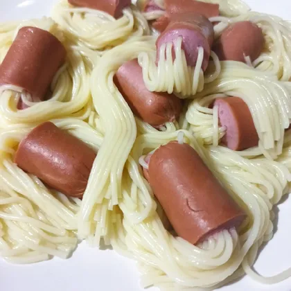 Оригинальная подача спагетти с сосисками