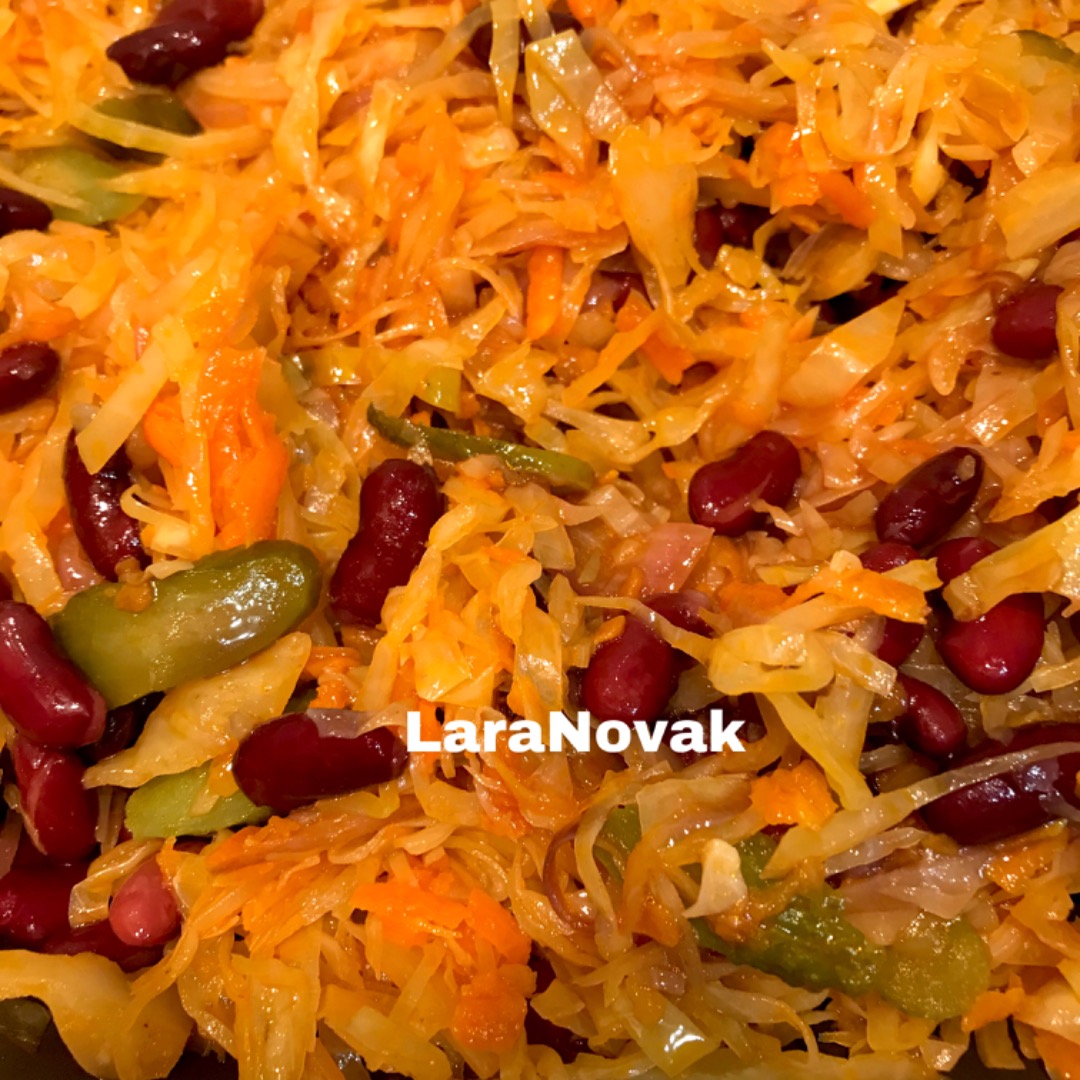 Тушеная капуста с фасолью и маринованными огурцами (корнишонами)