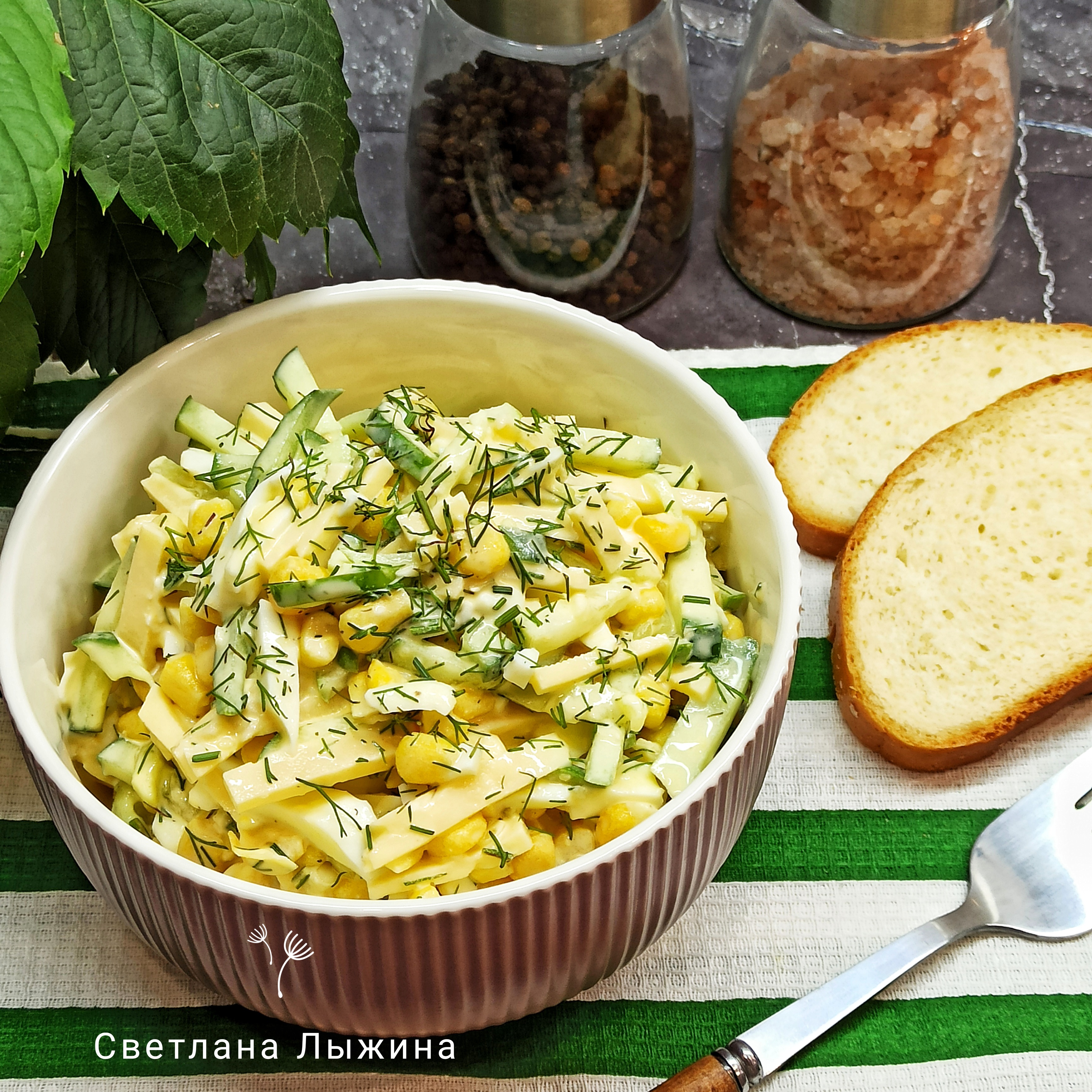 Салат с кукурузой, огурцами и сыром