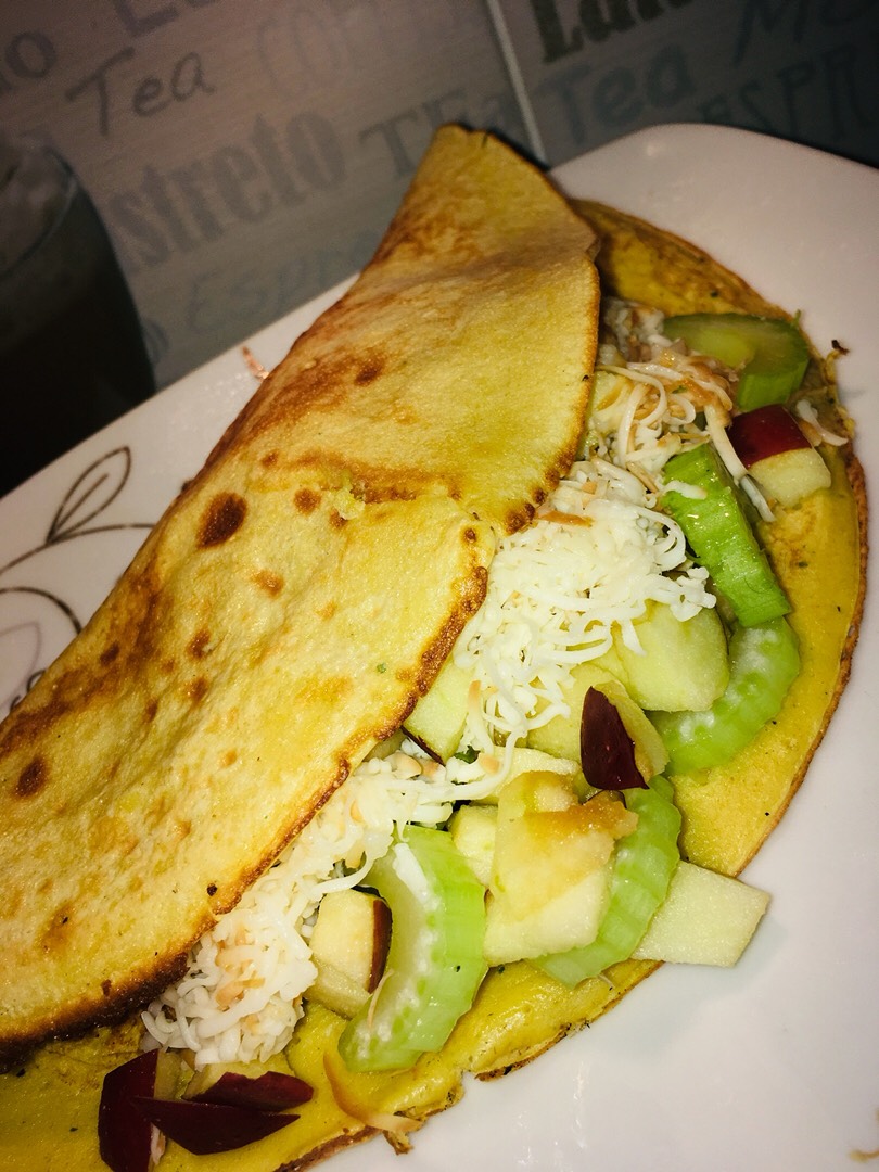 Овсяноблин с яблоком, сельдереем и сыром