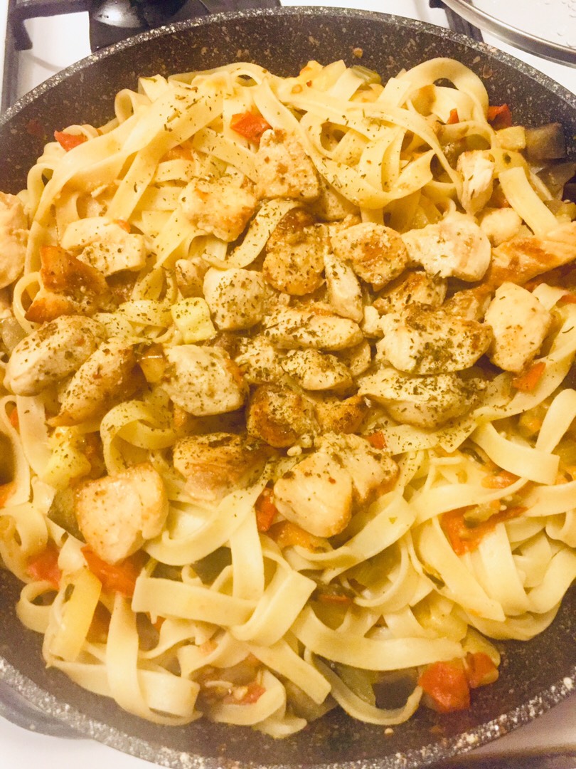 Паста с овощами и курицей