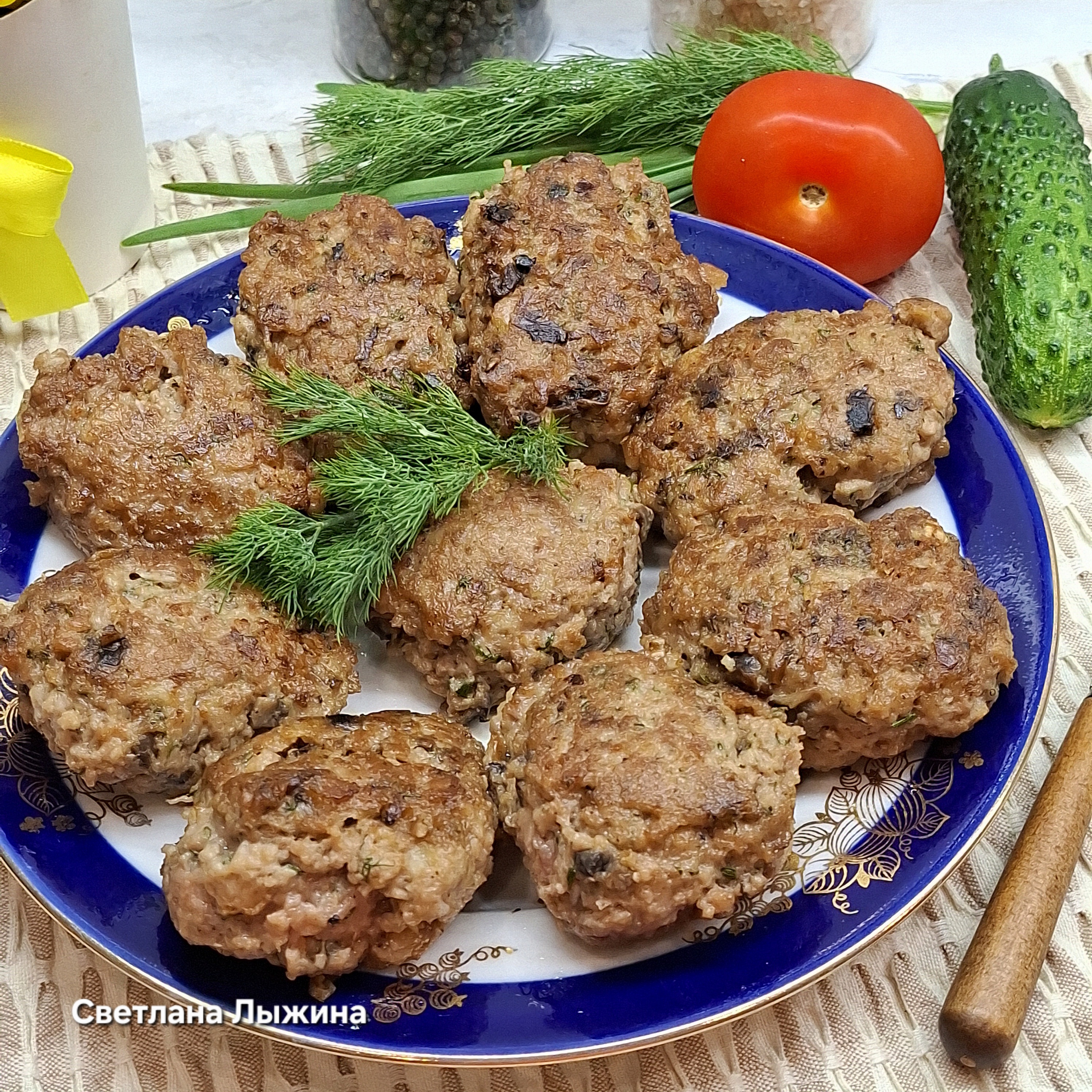 Котлеты из утиного фарша с грибами и укропом