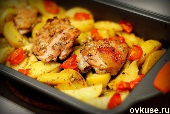 Курица маринованная в кефире, запечённая с картофелем с травами и чесноком