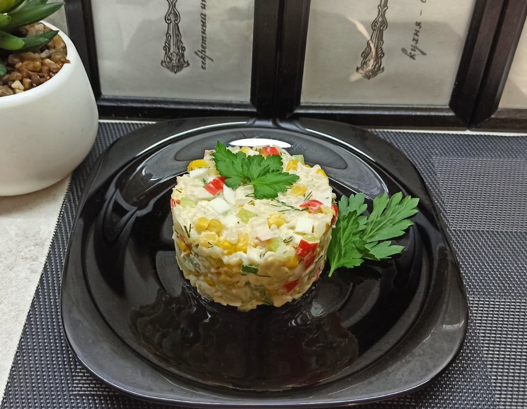 Крабовый салат с рисом, огурцом и кукурузой | Рецепт | Идеи для блюд, Еда, Рецепты еды