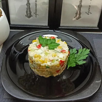 Классический салат с крабовыми палочками, рисом, огурцом и яйцом