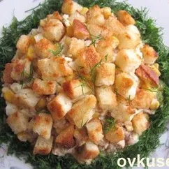 Салат из печени трески с кукурузой и гренками