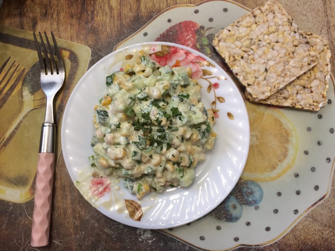 Быстрый и вкусный салат с креветками и кукурузой за 15 минут