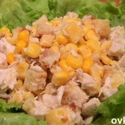 Салат с сухариками, куриным филе, сыром и кукурузой