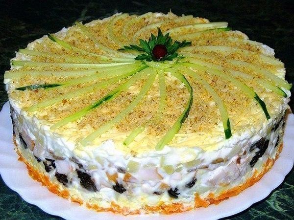 "ЗАКУСОЧНЫЙ ТОРТ" с копчёной курицей, черносливом и шампиньонами