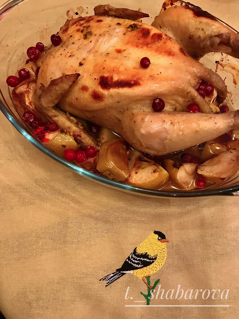 Запечённая курочка с клюквой и яблоками