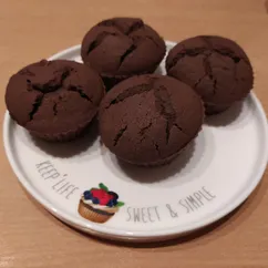 Шоколадные маффины без глютена с джемом