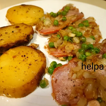 Свиная корейка с горошком и печеной картошкой