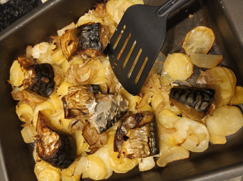 Запечённая скумбрия с картофелем