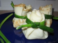 Блинные мешочки с курицей и фасолью