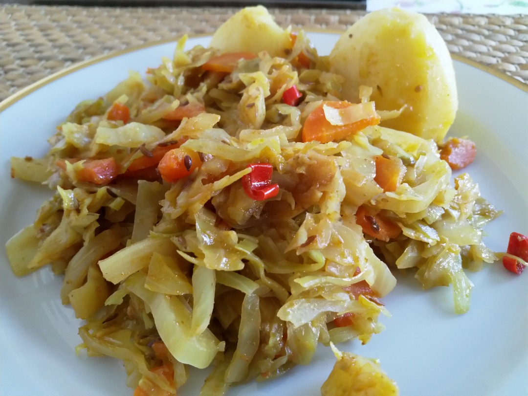 Капуста, тушенная с мясом