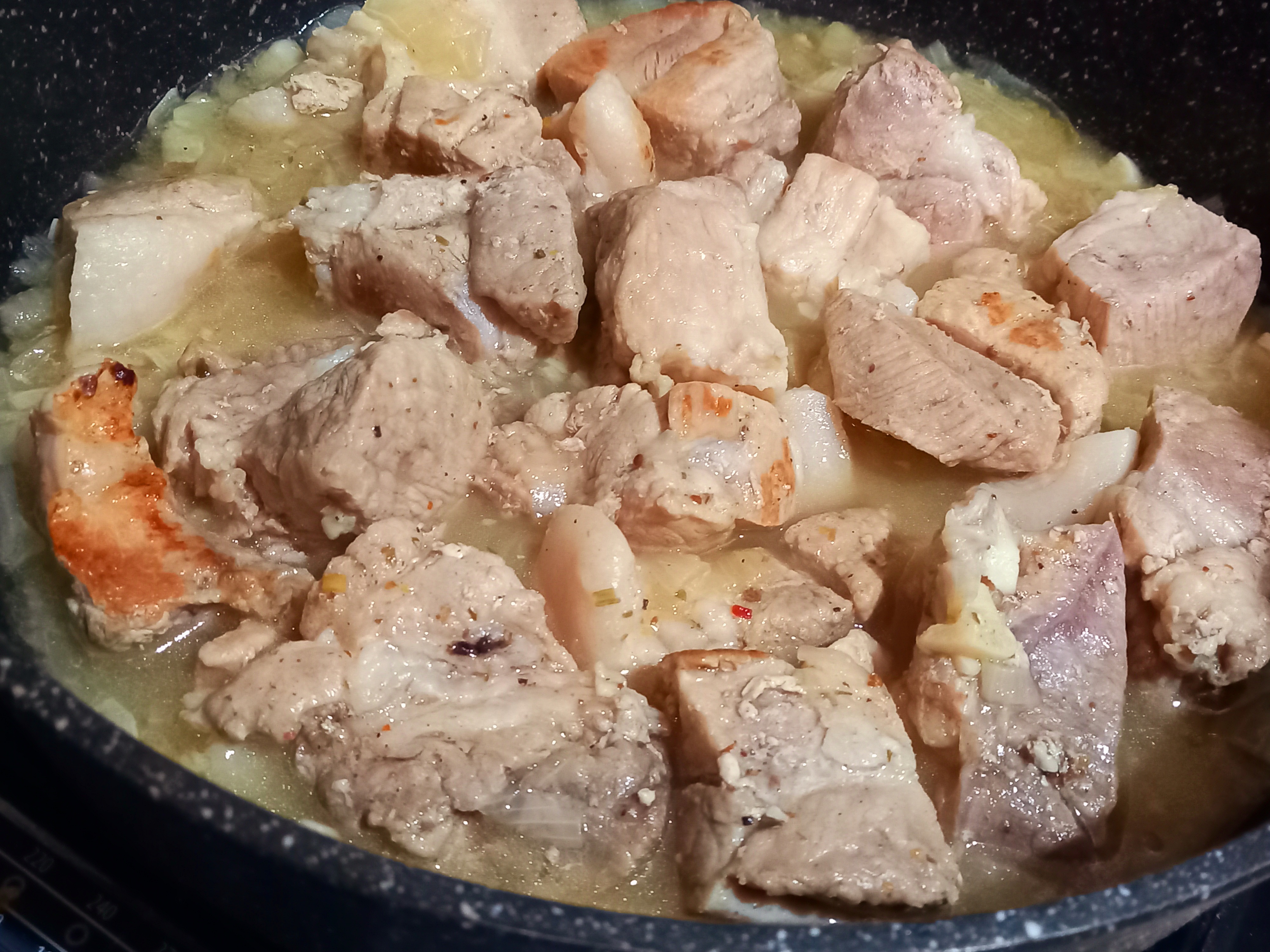 Свинина тушеная на луковой подушке