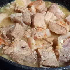 Свинина тушеная на луковой подушке