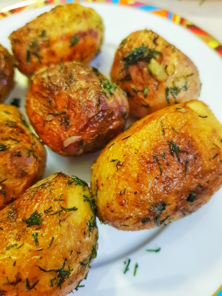 Жареная молодая картошечка с чесноком и укропом