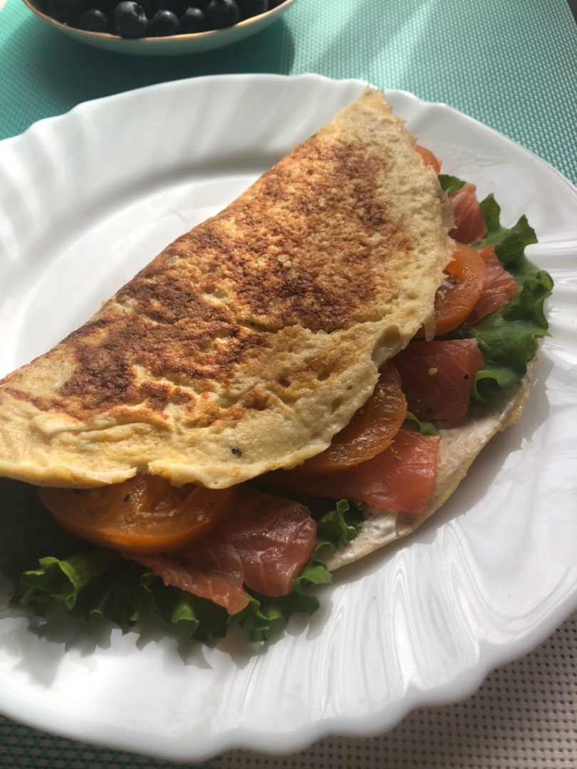 Овсяноблин 🌮с рыбкой🦈помидорами🍅сыром 🧀и листьями салата 🥬