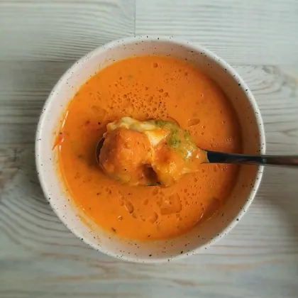 Сливочно-томатный суп с моцареллой в кляре и песто