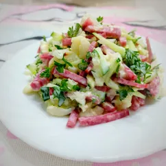 Салат с копчёной колбасой и капустой