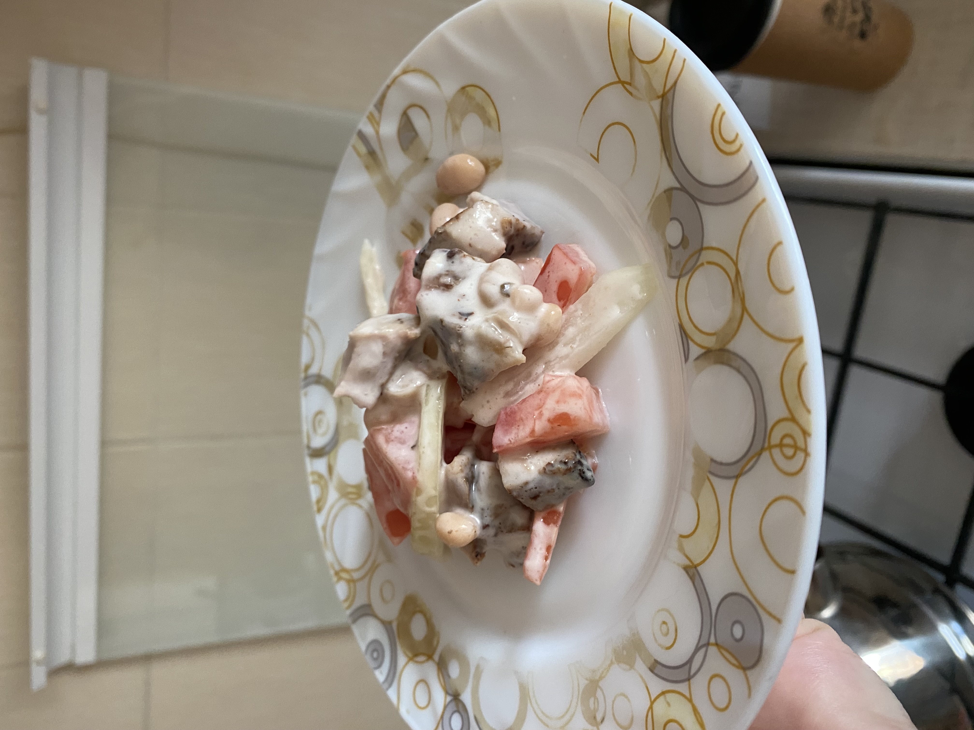 Салат со свининой, фасолью и томатами