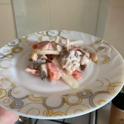 Салат со свининой, фасолью и томатами