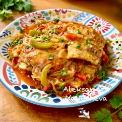 Куриные бедрышки в томате с овощами и соусом Вустершир в мультиварке
