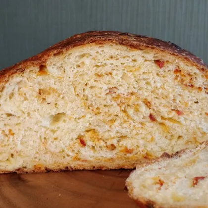 Хлеб с вялеными помидорами и сыром