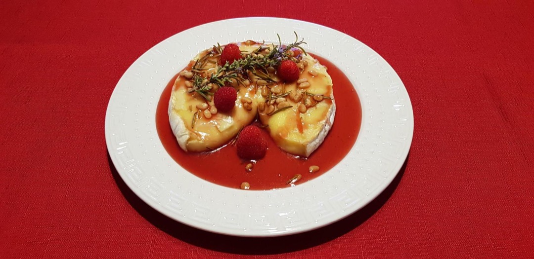 Сыр Бри в малиново-медовом соусе с кедровыми орешками