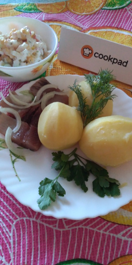 Картофель отварной с селёдкой