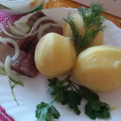 Картофель отварной с селёдкой