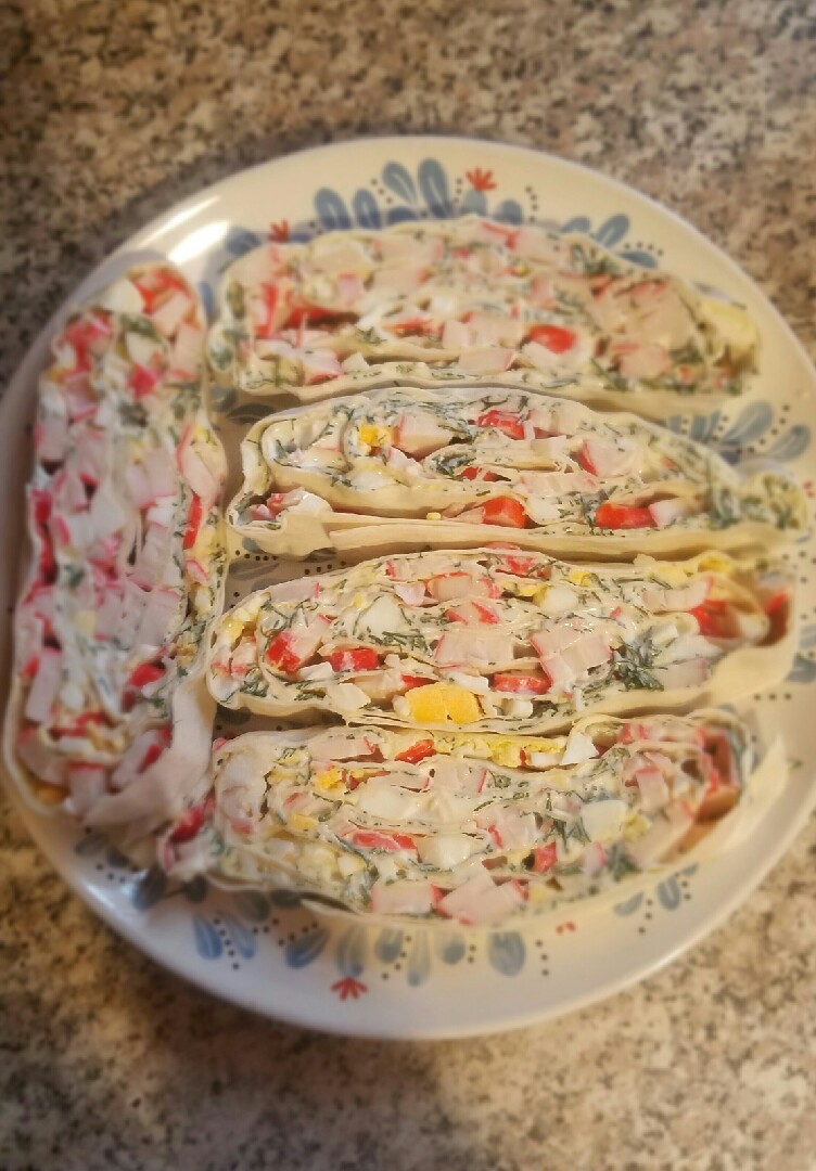 Рулет с крабовыми палочками