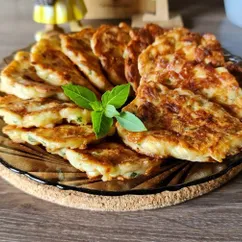 Куриные оладьи с сыром и зеленью