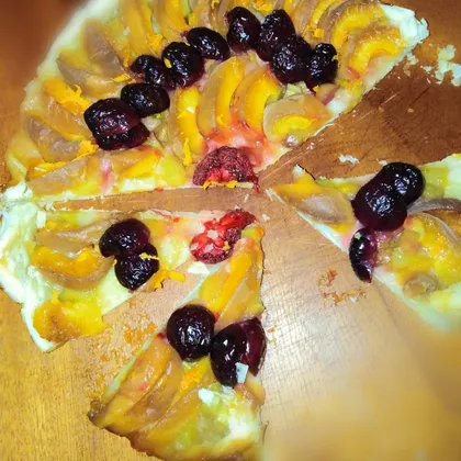Фруктовая пицца с ревенем, абрикосами и черешней