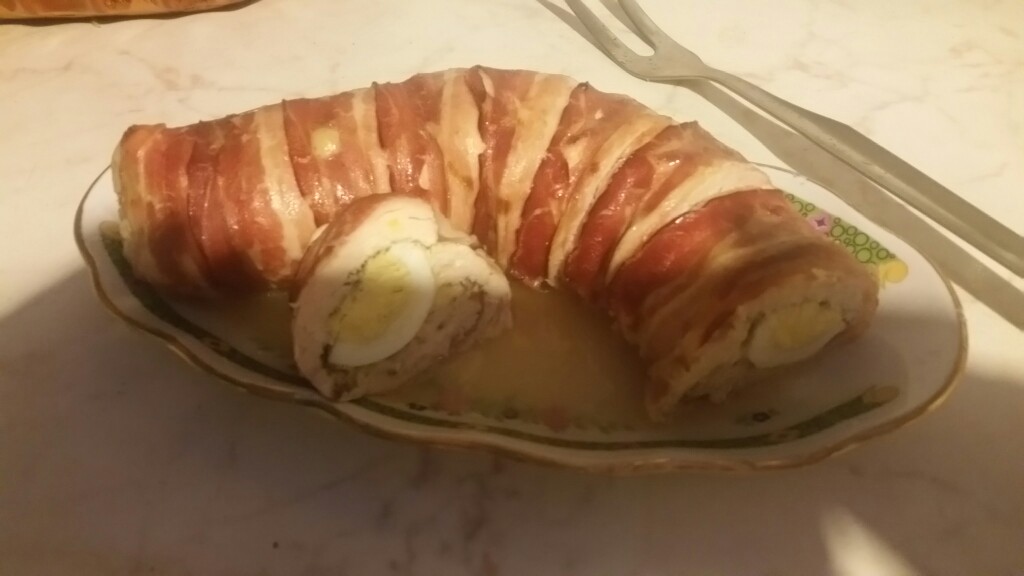 Куриный рулет в беконе