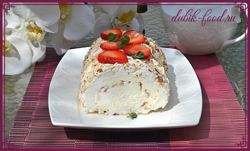Меренговый рулет с клубникой