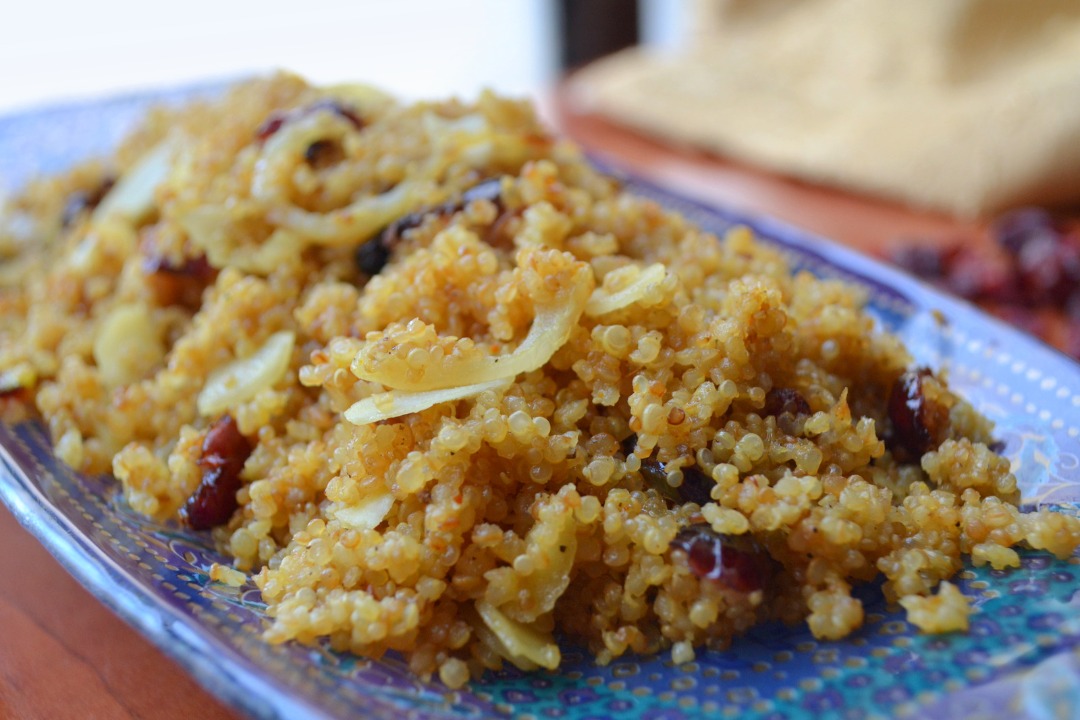 Пряное киноа с жареным луком, миндалем, барбарисом и клюквой