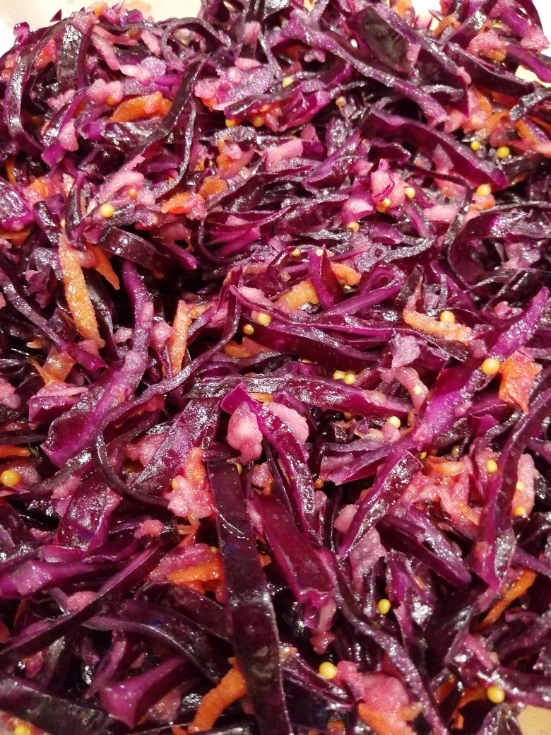 Салат с краснокочанной капустой