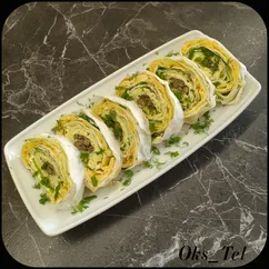 Рулет из лаваша с огурцом, яйцами, сыром, листьями салата, и шпротами