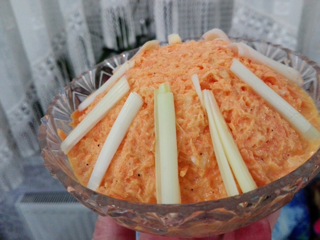 Салат из моркови с сыром и чесноком