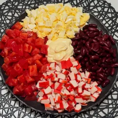 Салат с крабовыми палочками и фасолью