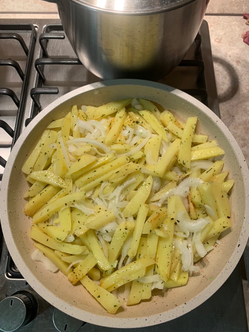 Картофель по- домашнему с лучком!