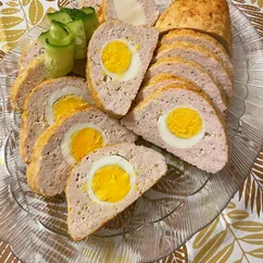 Мясной рулет с яйцом