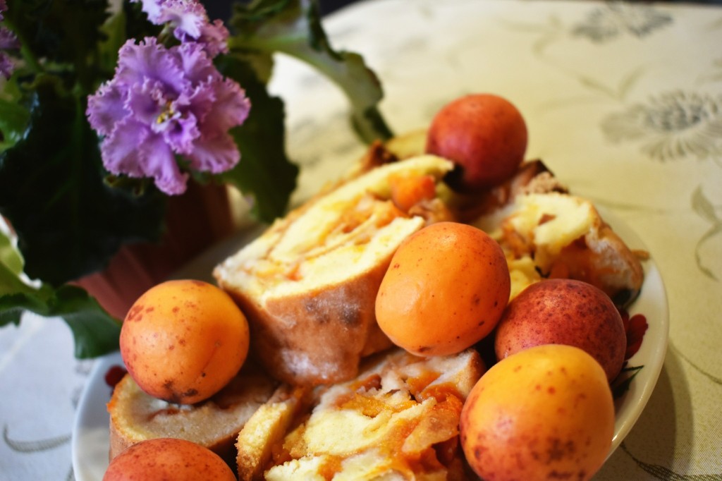 Абрикосовый рулет