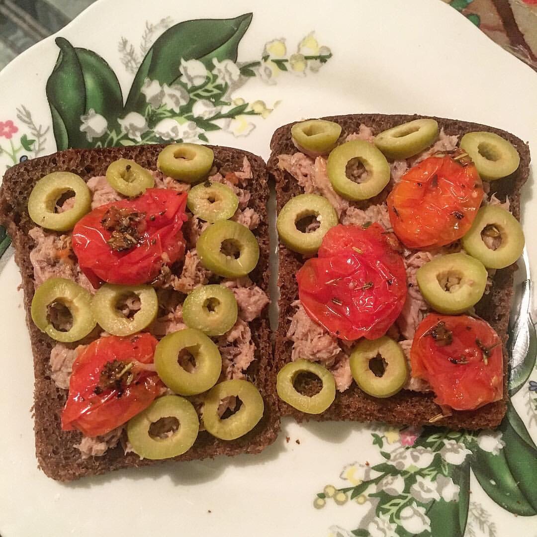 Салат с тунцом, овощами и оливками