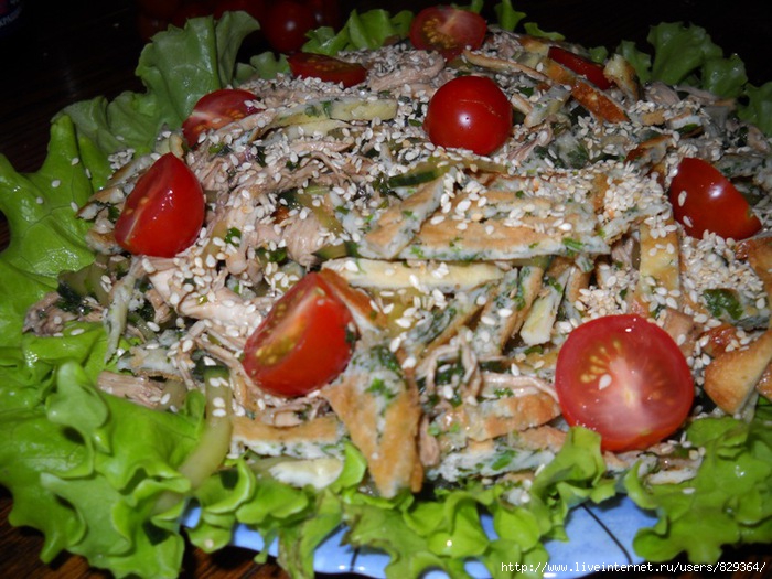 Салат с курицей и яичным блинчиком
